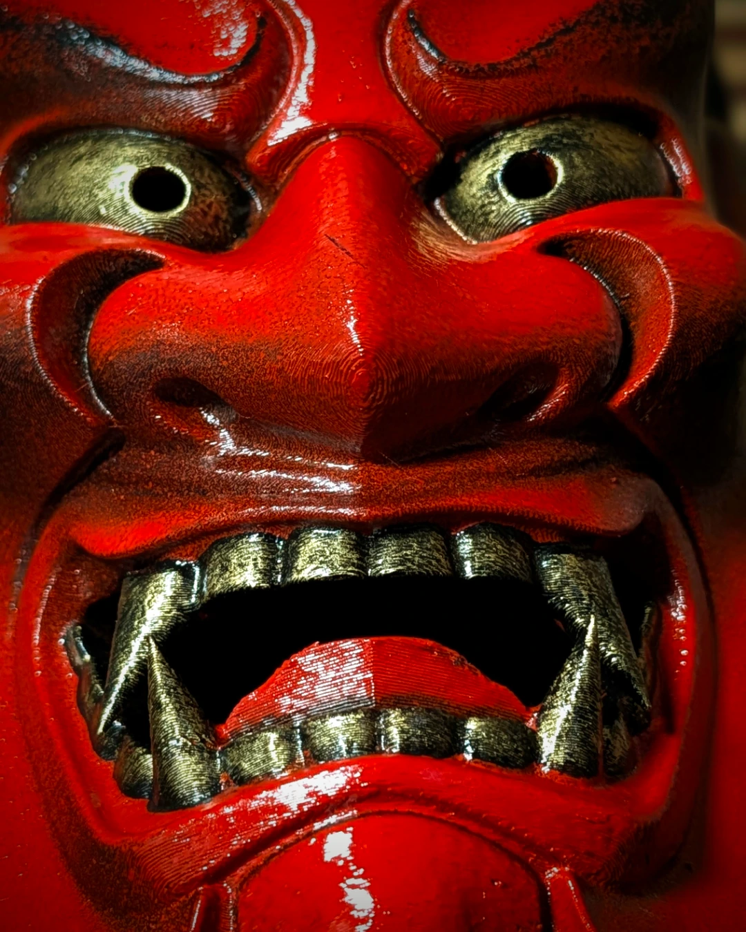 Masque Oni Ondeko rouge, vue 3.