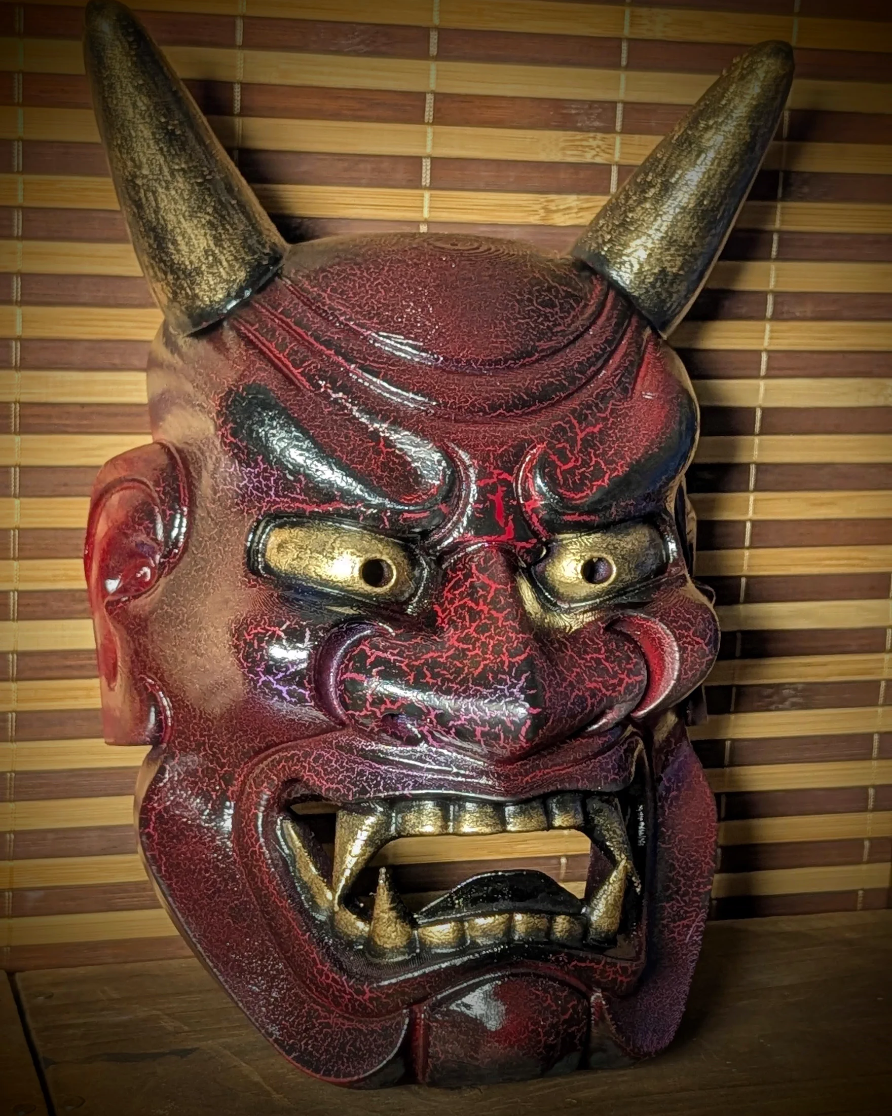 Détail du visage du masque Oni Ondeko rouge craquelé