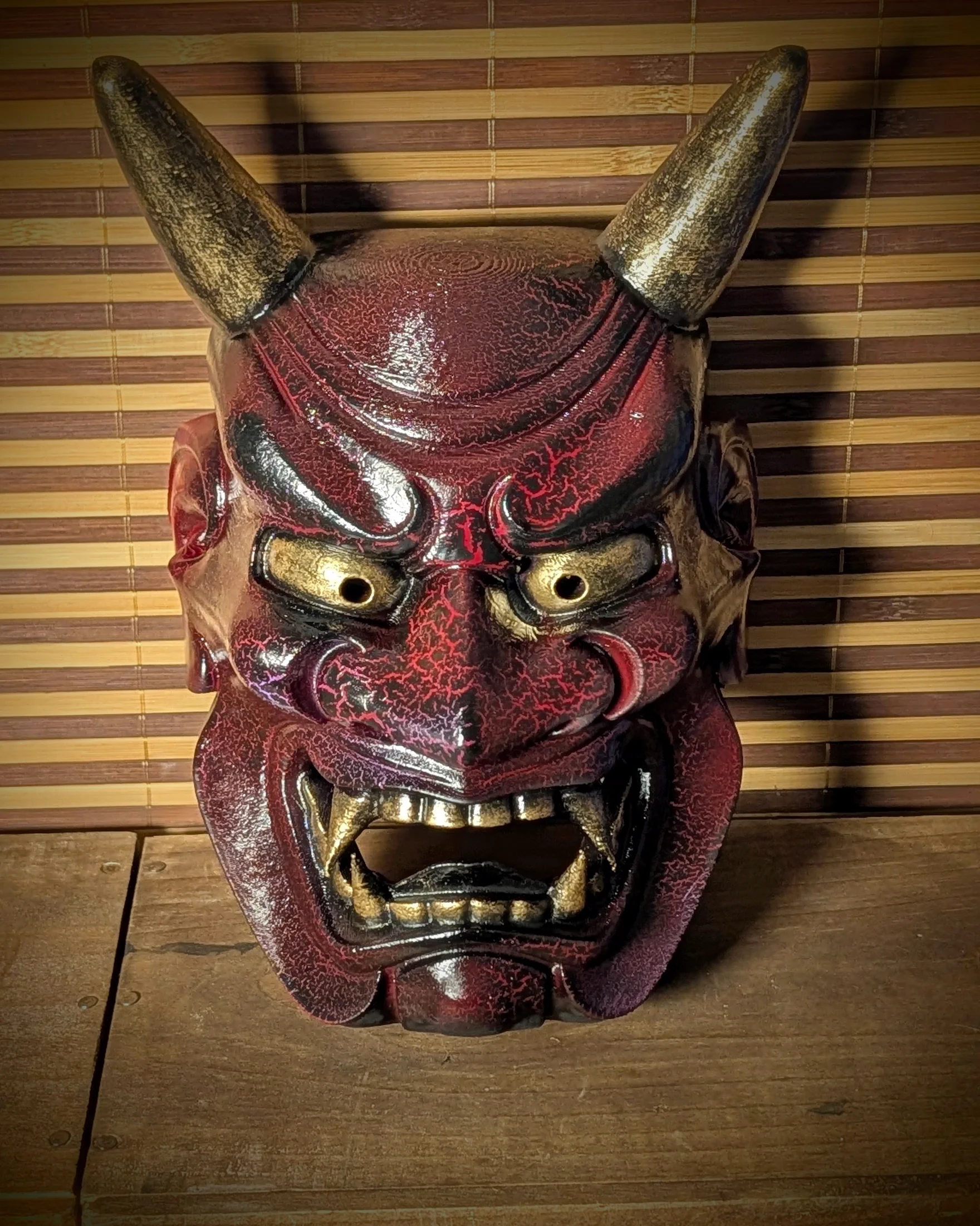 Masque Oni Ondeko rouge craquelé vu de face