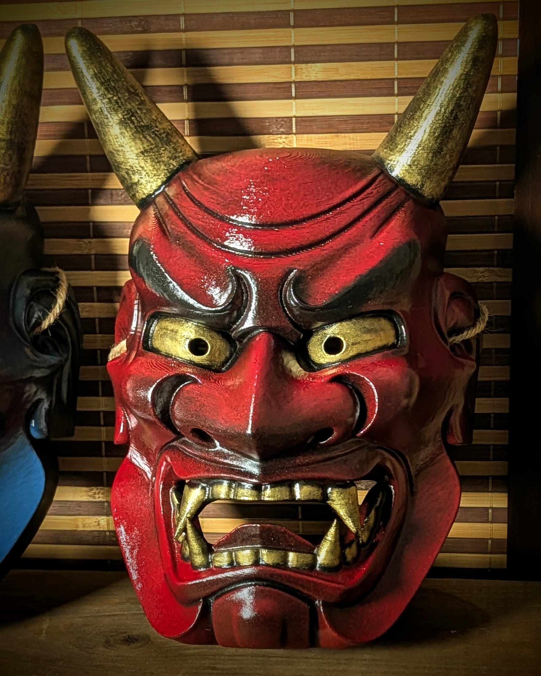Masque Oni Ondeko rouge vu de face