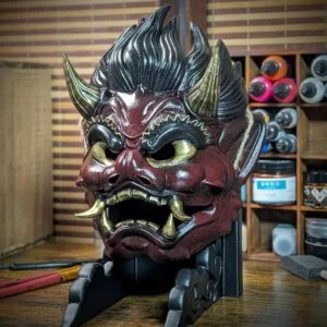 Masque Oni Raijin rouge, dieu japonais du tonnerre avec expression de démon