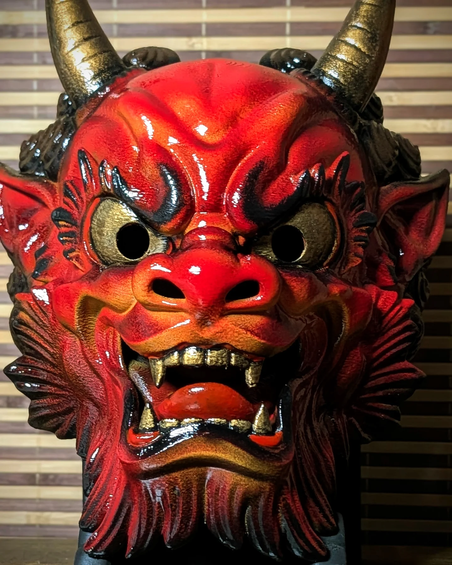 Détail de peinture artisanale sur masque Oni Irezumi rouge Dai Yokai