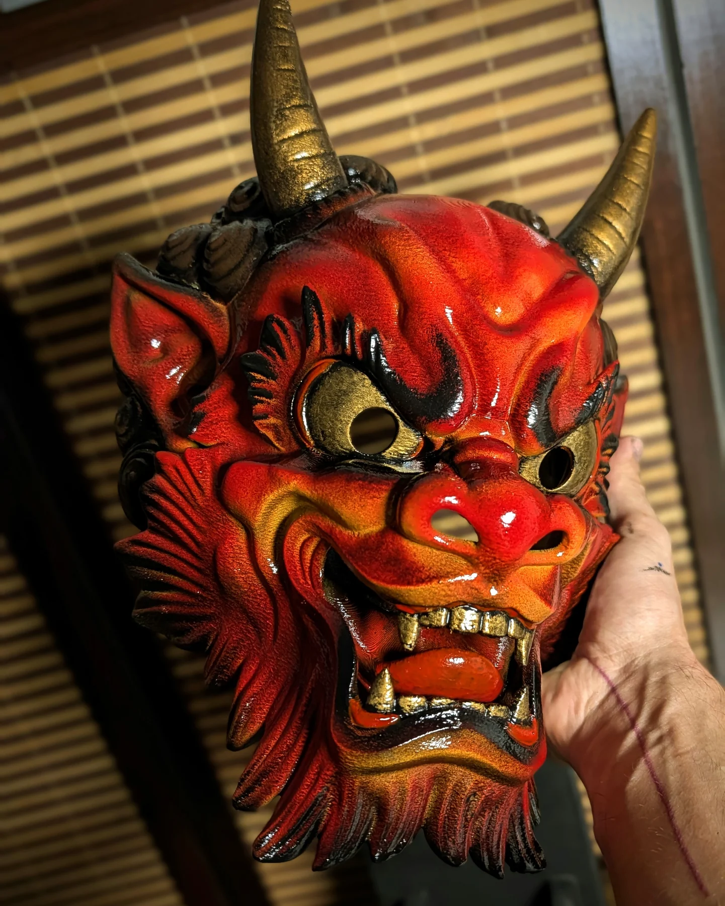 Masque Oni rouge inspiré du folklore japonais, finition brillante et cornes dorées