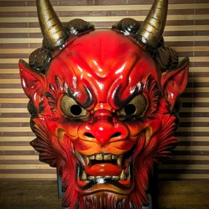 Masque Oni Irezumi rouge vu de face, cornes dorées et peinture brillante faite à la main