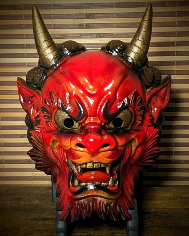Masque Oni Irezumi rouge vu de face, cornes dorées et peinture brillante faite à la main