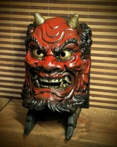 Masque Oni rouge japonais fait main en PETG, cornes dorées et crocs peints par Dai Yokai