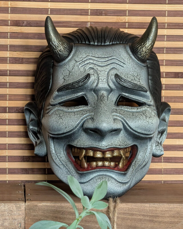 Creazione artigianale Dai Yokai: Maschera Oni Salaryman, il demone d’ufficio