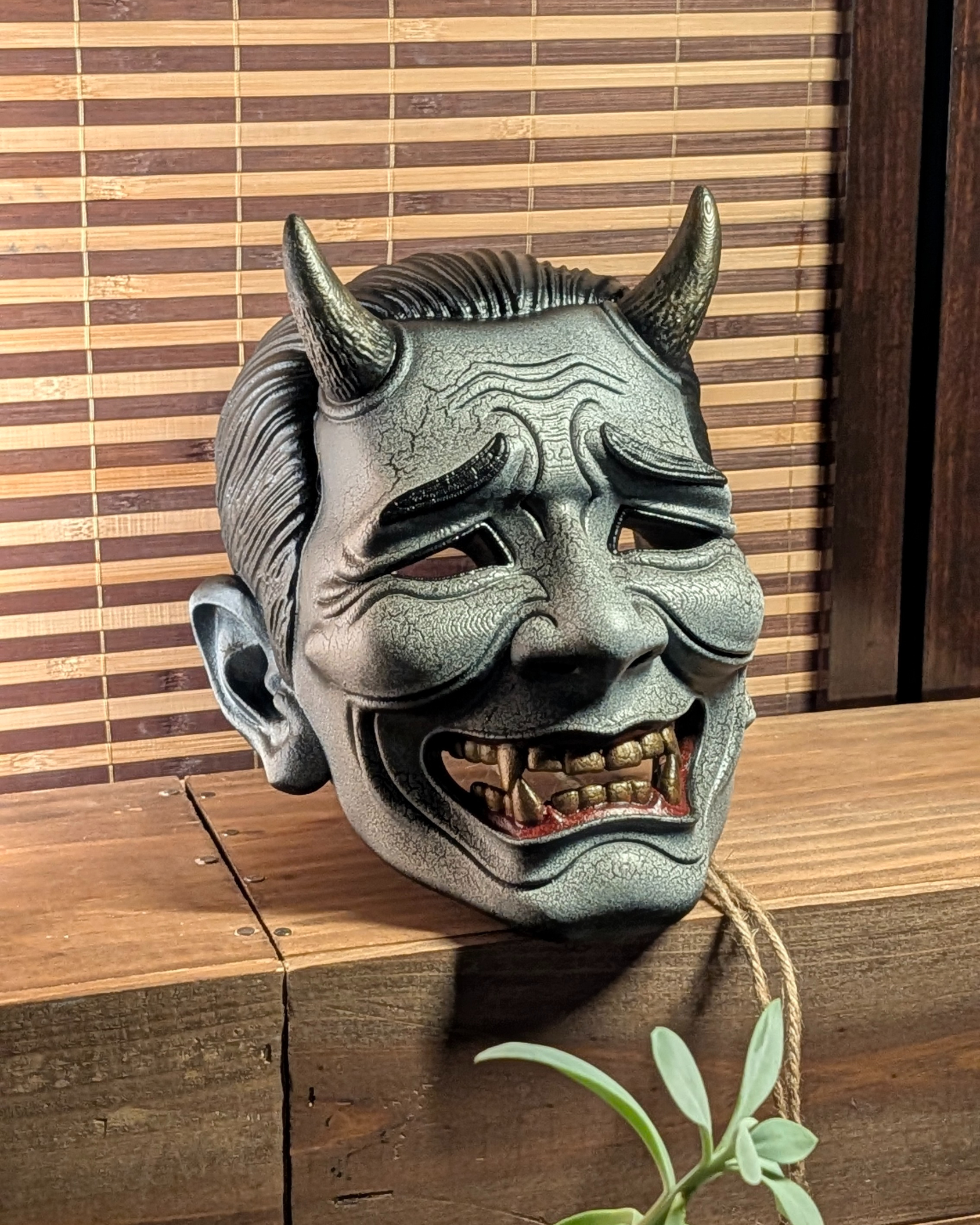 Creazione artigianale Dai Yokai: Maschera Oni Salaryman, il demone d’ufficio