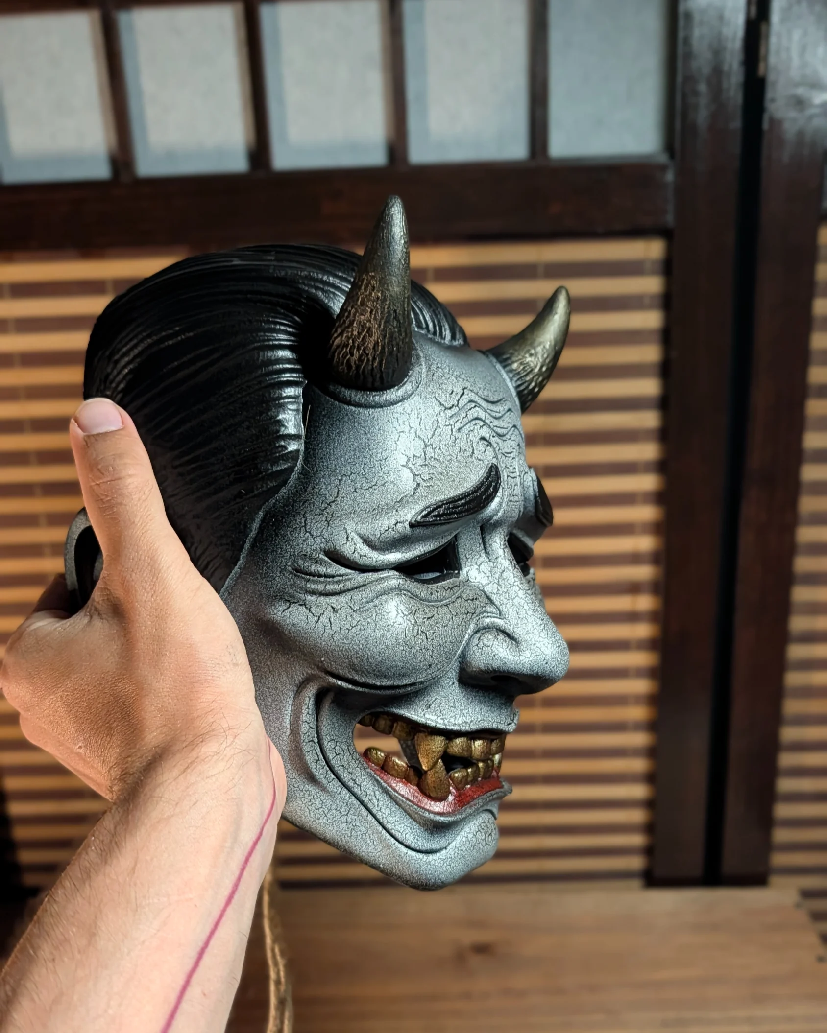 Masque Oni Salaryman rouge, vue 3.