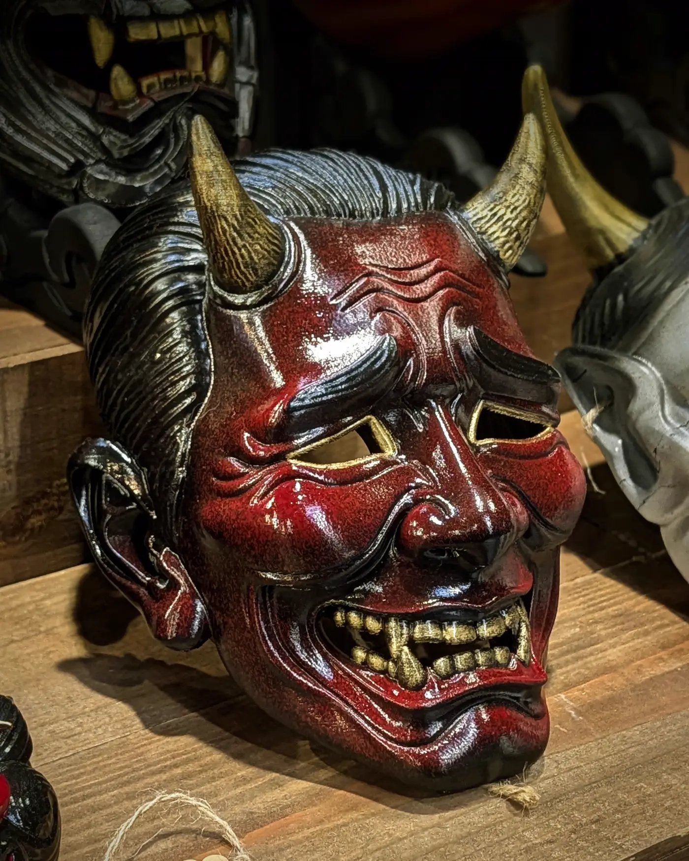 Détail du masque Oni Salaryman Aka rouge en atelier