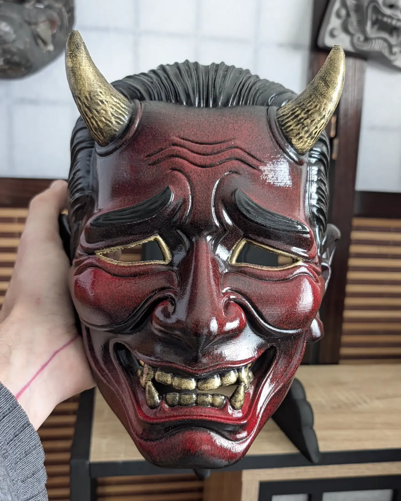 Masque Oni Salaryman Aka rouge vu de face, PETG peint à la main en Bretagne