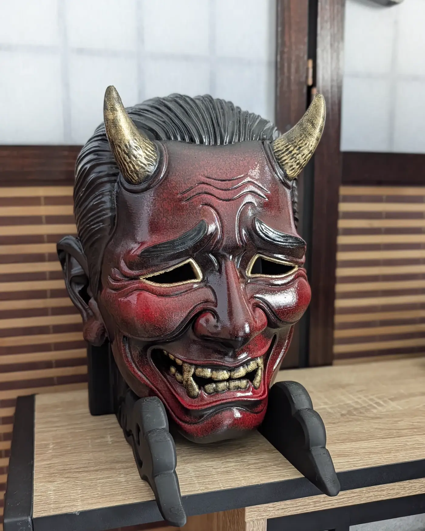 Masque Oni Salaryman Aka rouge présenté sur socle, décoration japonaise faite main