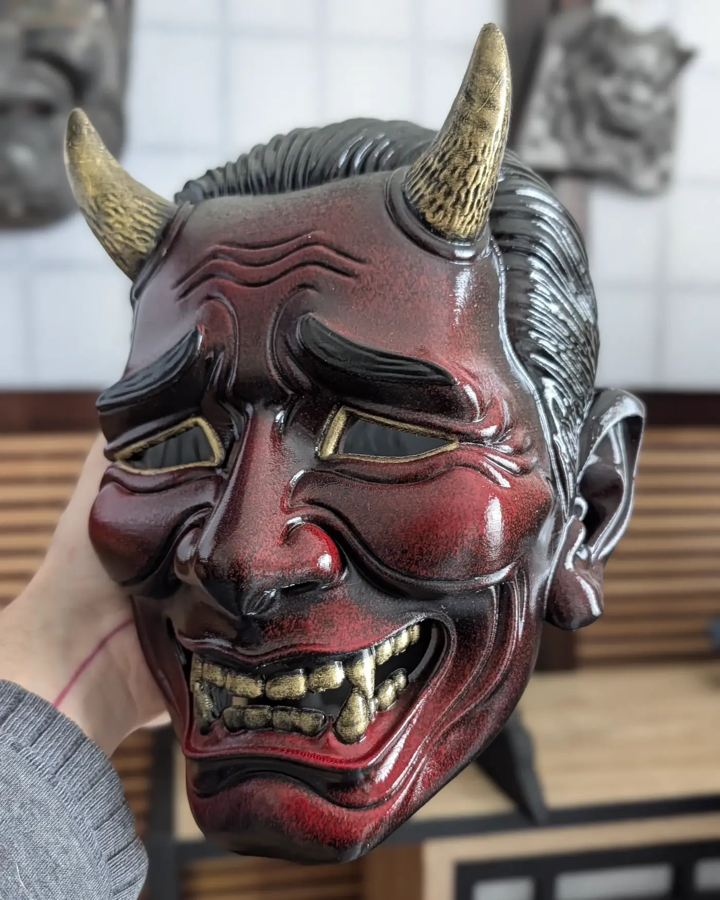 Autre vue trois quarts du masque Oni Salaryman Aka rouge, démon japonais fait main