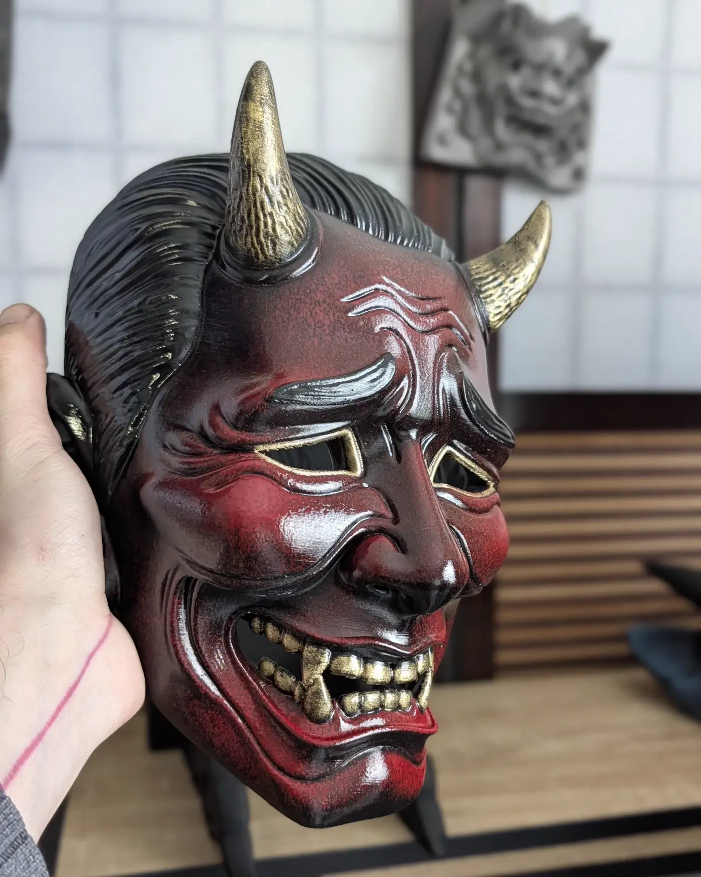 Masque Oni Salaryman Aka rouge en vue trois quarts, cornes et dents peintes à la main