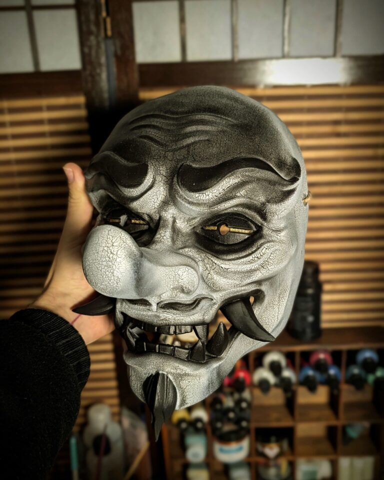 Masque Tengu esprit de la montagne blanc, vue 3.