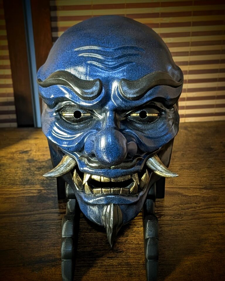 Masque Tengu esprit de la montagne bleu vu de face sur son support
