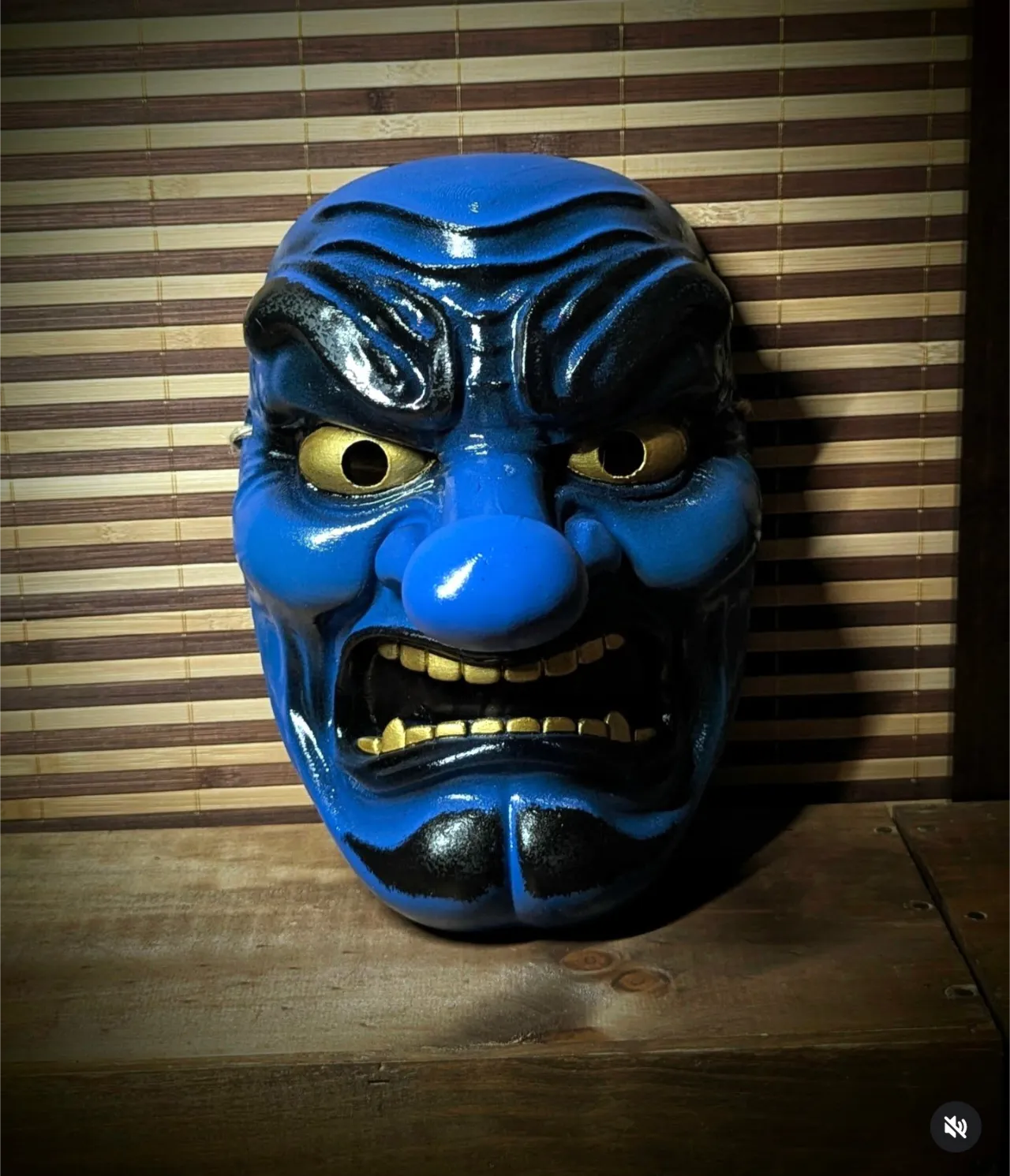 Masque Tengu esprit de la montagne bleu, masque japonais fait main par Dai Yokai.