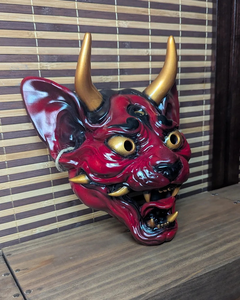 Máscara Neko Hannya completa roja con rasgos felinos, cuernos dorados y colmillos