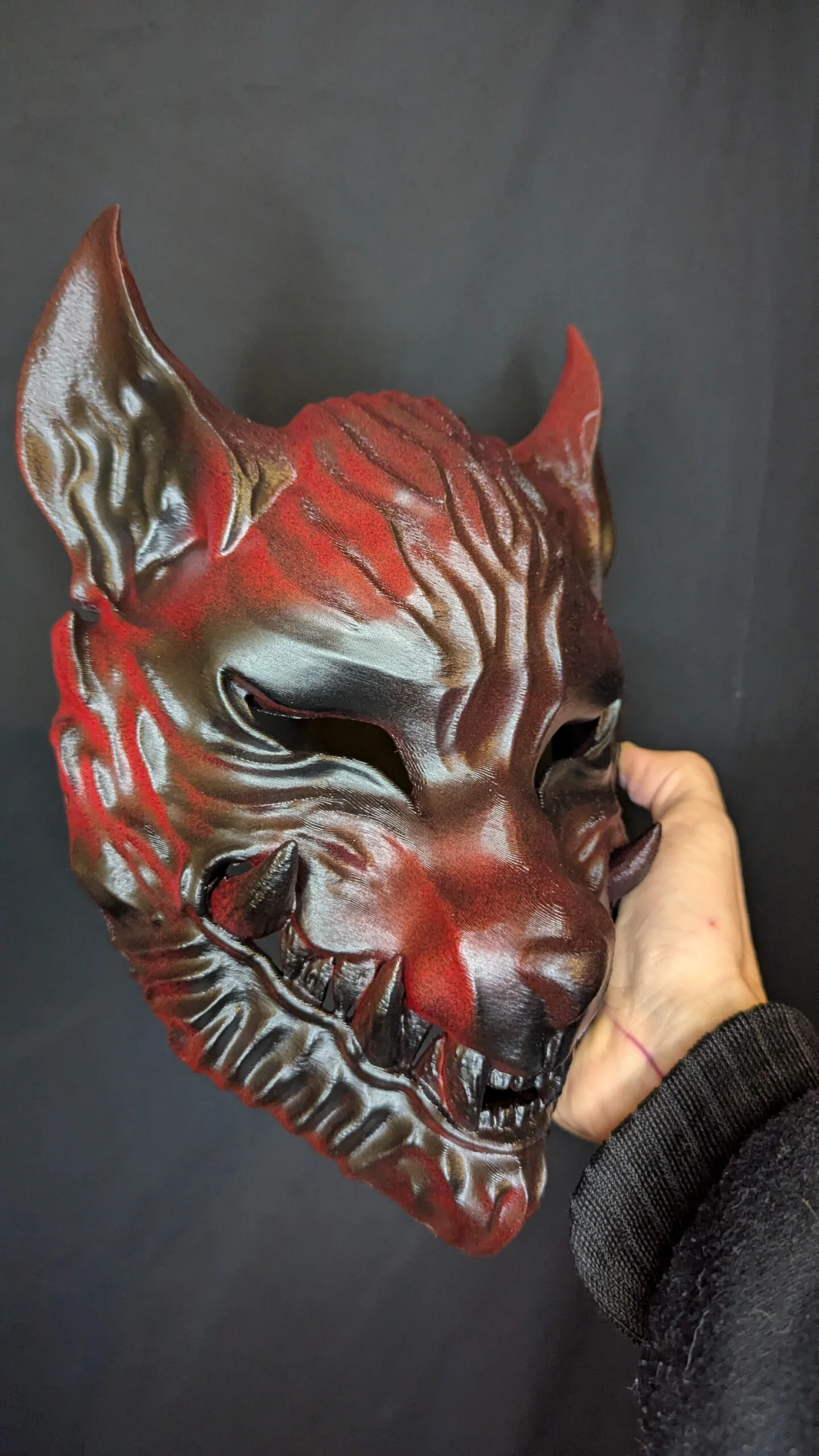 Máscara Ōkami inspirada en el lobo japonés y los guardianes de montaña