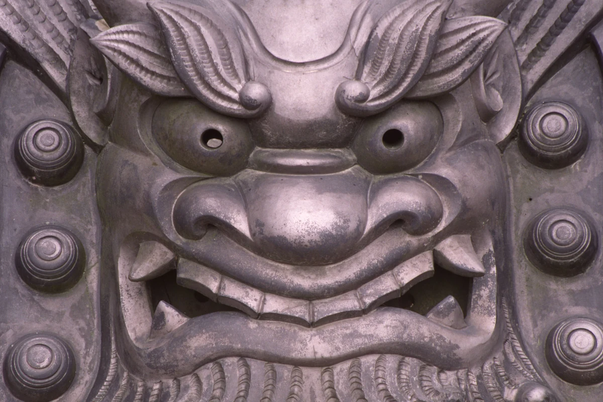 Onigawara, teja japonesa con rostro de Oni en un tejado tradicional