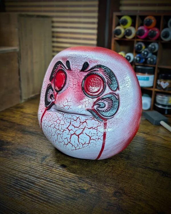 Figura Daruma Blood Rage de terror japonés hecha a mano por Dai Yokai