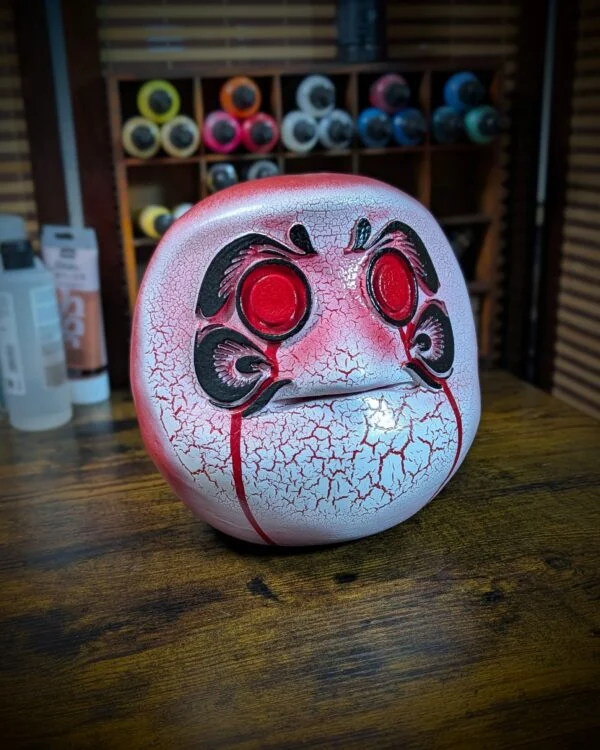 Figura Daruma Blood Rage de terror japonés hecha a mano por Dai Yokai