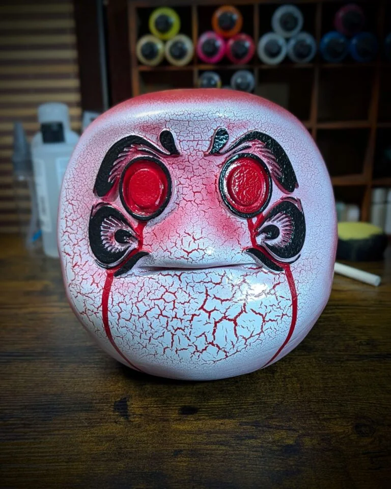 Statue Daruma Blood Rage, décoration japonaise faite main par Dai Yokai.