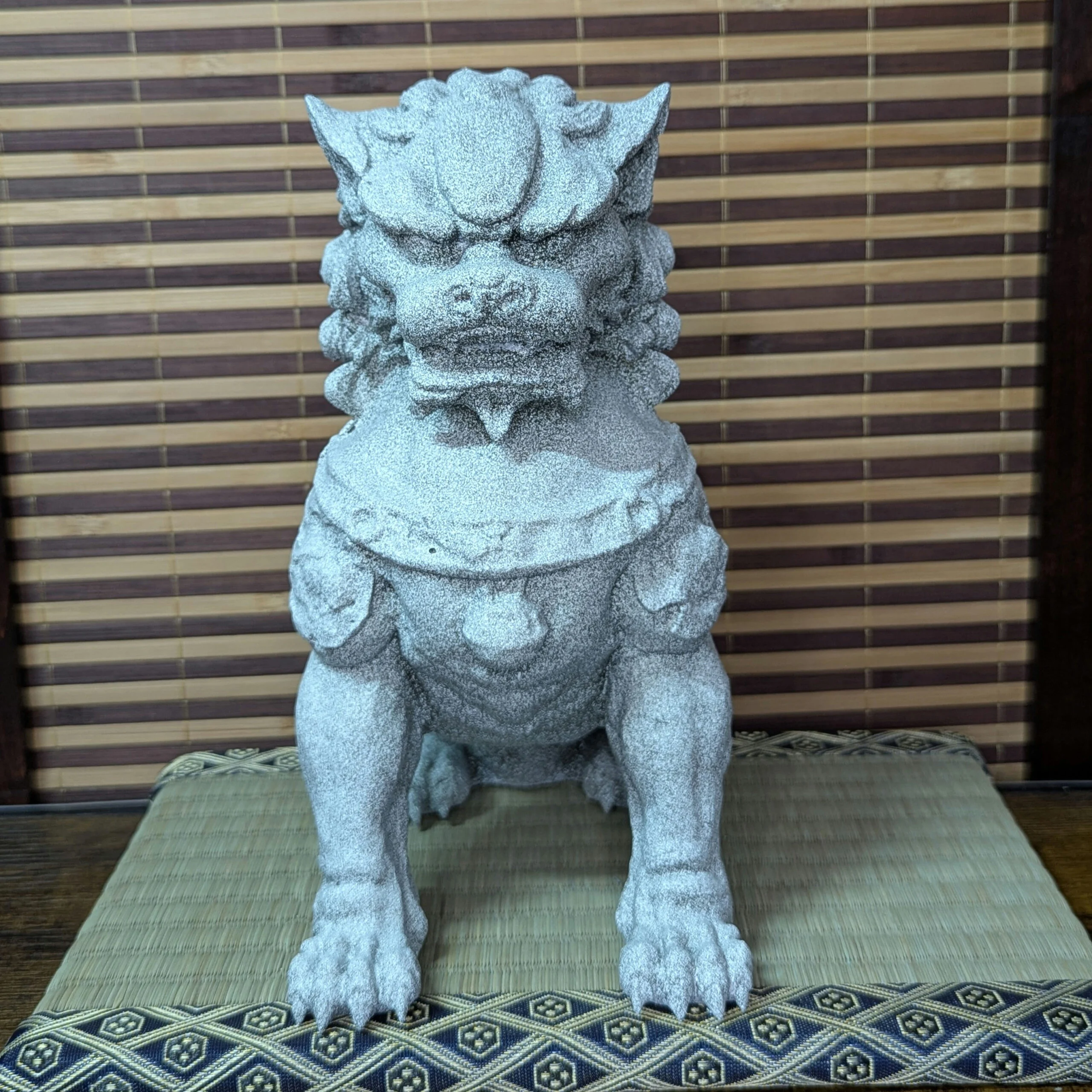 Statue Komainu gardien de temple japonais, vue 3.
