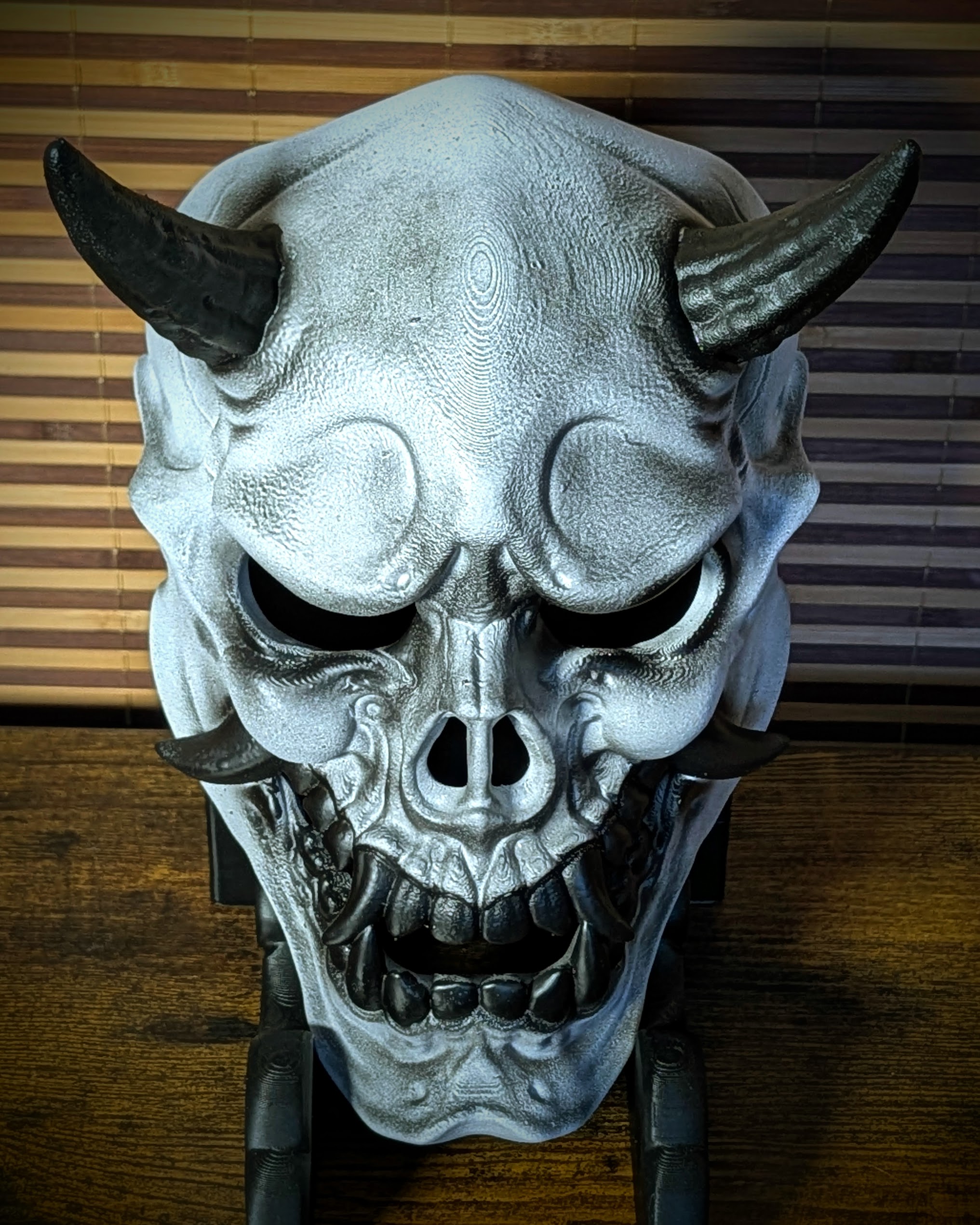 Visage de crâne du masque Hannya squelette argenté