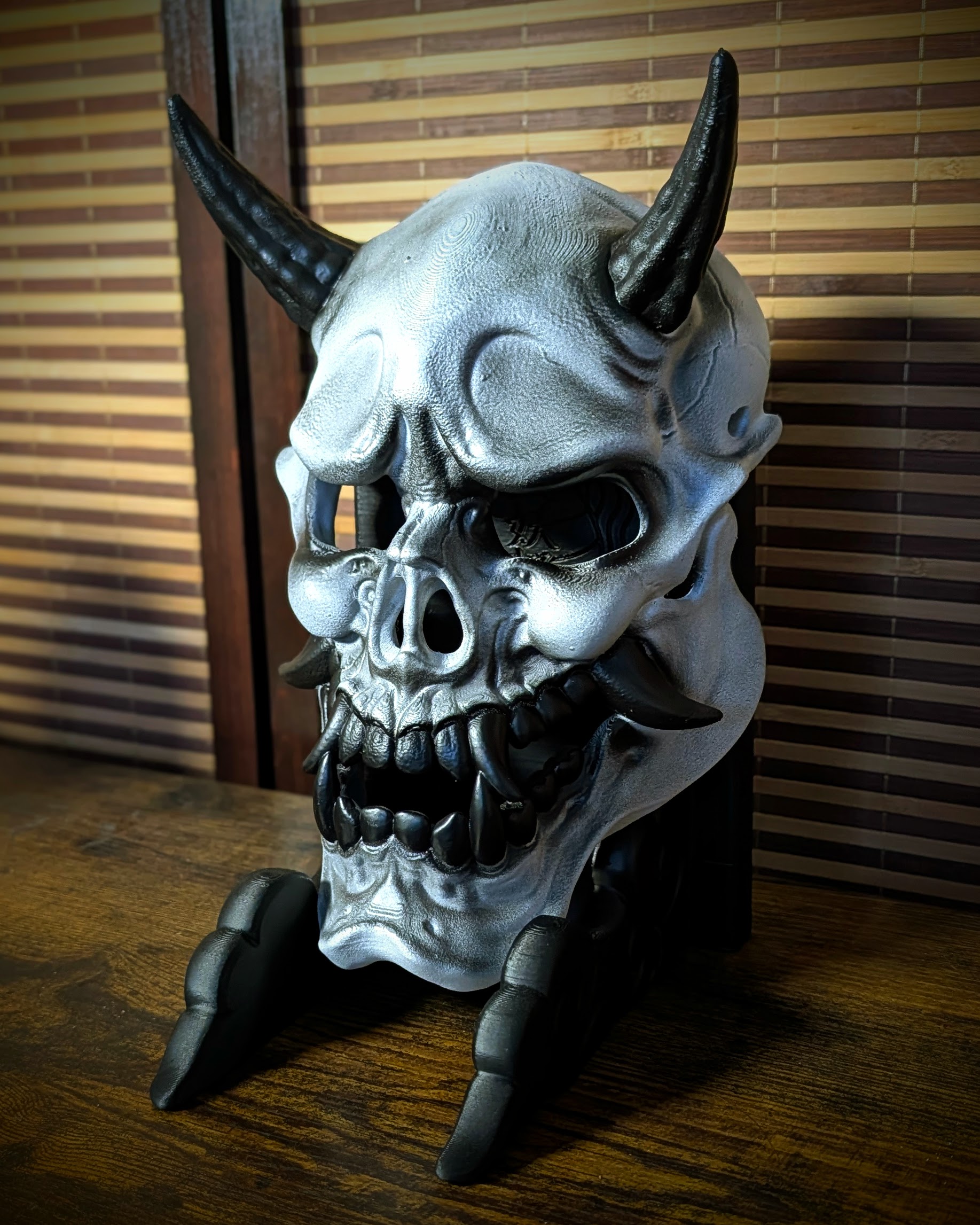 Masque Hannya squelette argent et noir vu de trois quarts