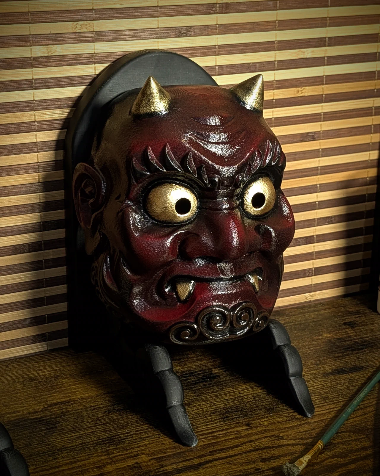 Oni Yabu-masker op de presentatiestandaard
