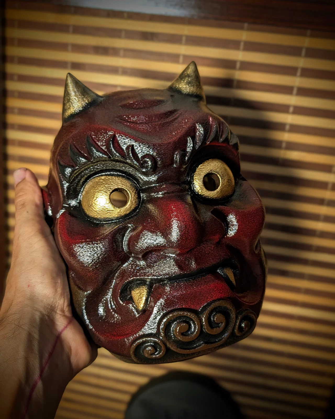 Oni Yabu-masker in de hand om de schaal te tonen