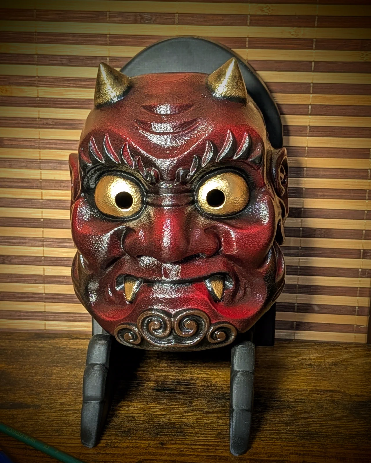 Oni Yabu-masker met gouden hoorns, vooraanzicht