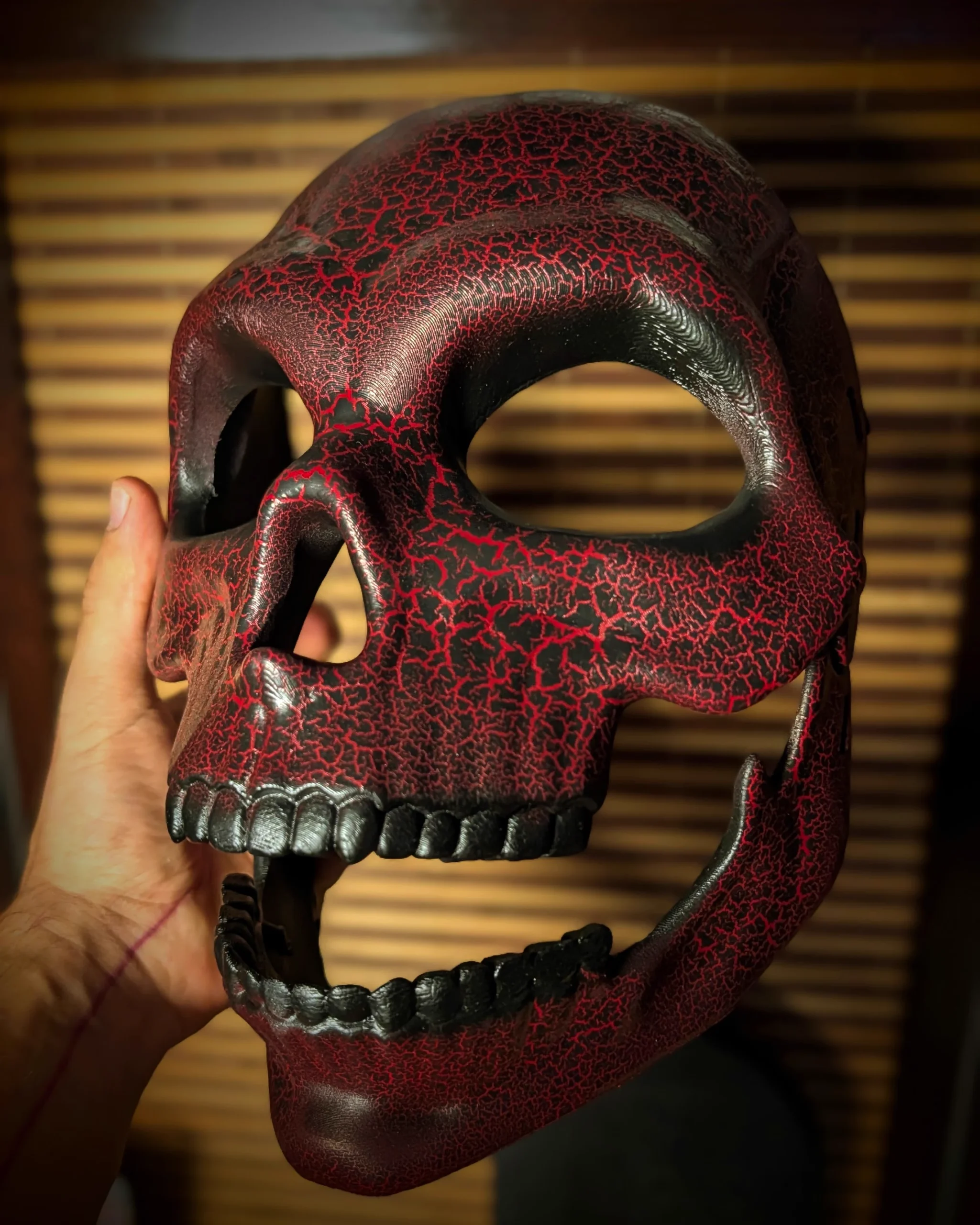 Masque articulé Gashadokuro rouge craquelé, mâchoire ouverte