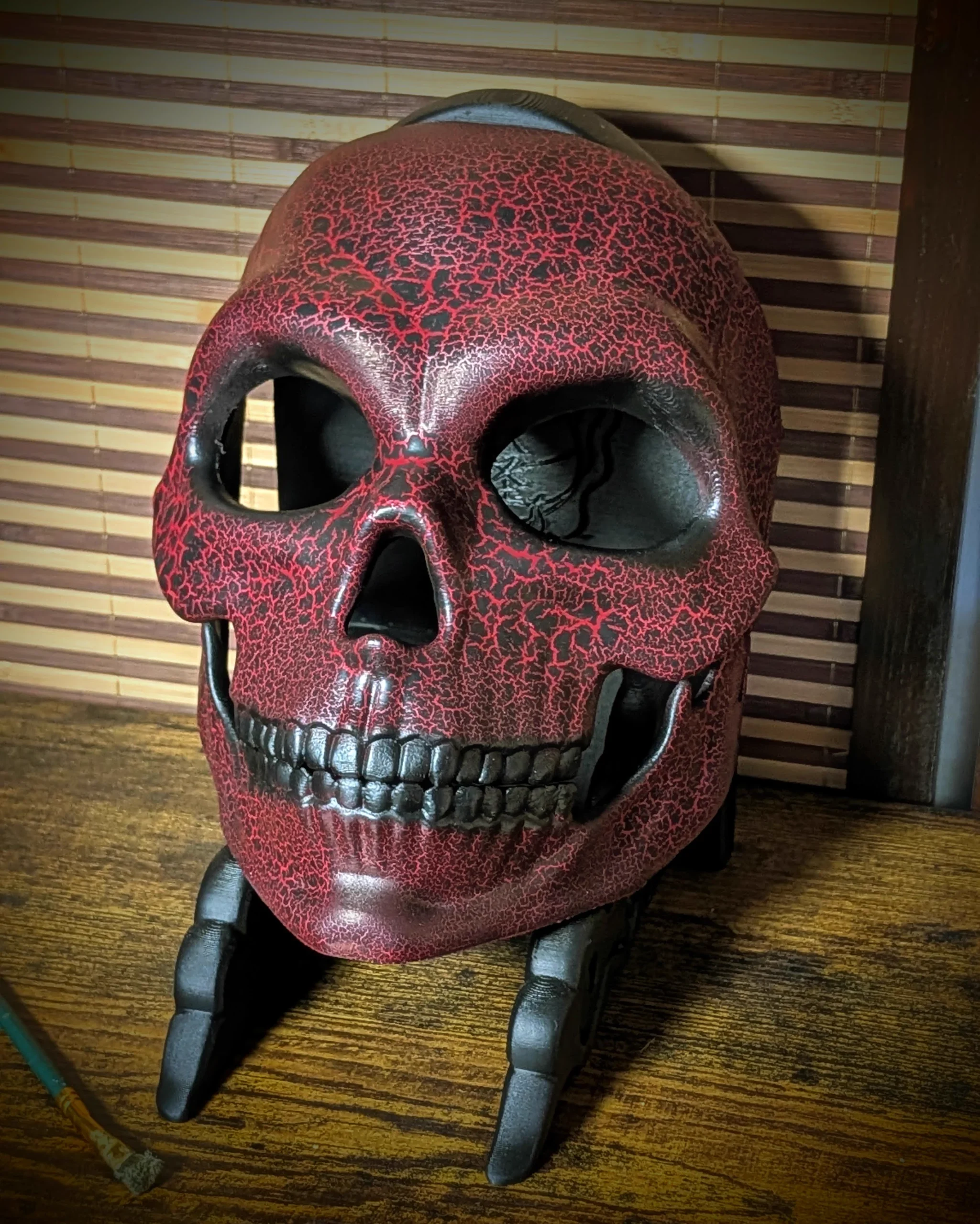 Masque articulé Gashadokuro rouge craquelé, vue de face