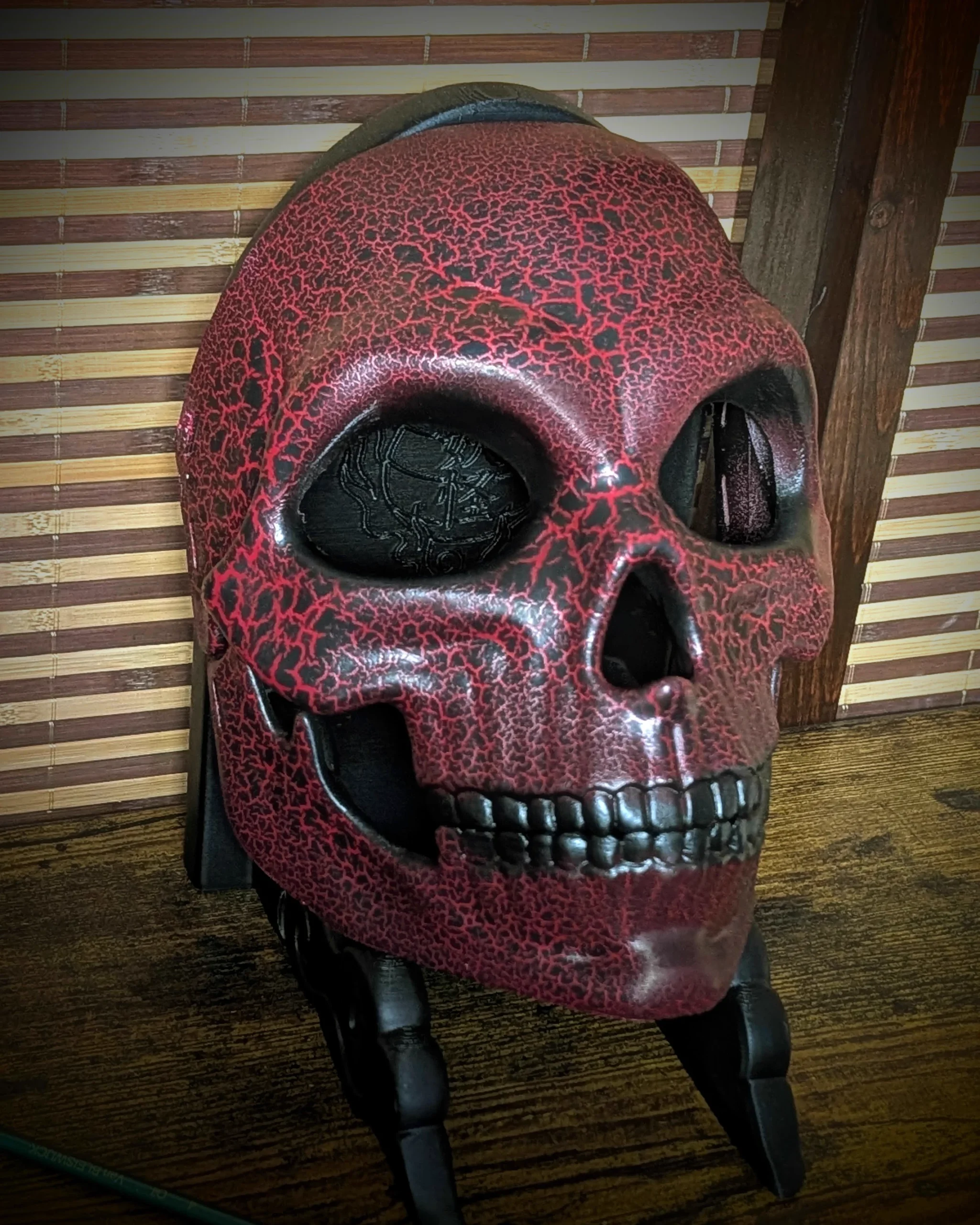 Masque articulé Gashadokuro rouge craquelé, vue trois quarts