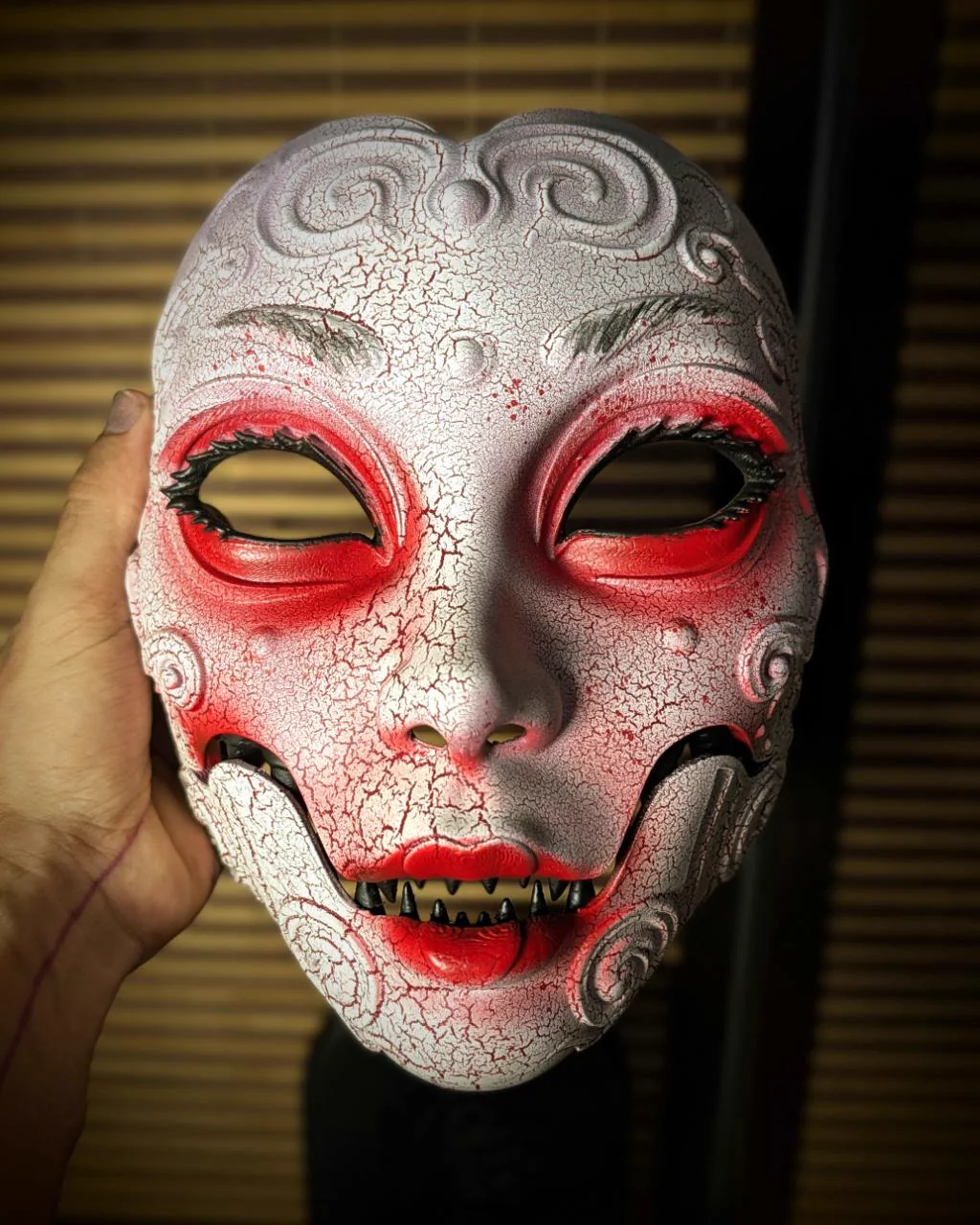 Máscara Geisha Horror blanca craquelada, vista frontal, mandíbula abierta