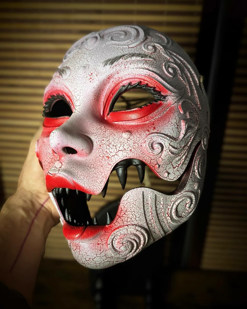 Máscara Geisha Horror blanca craquelada, vista de tres cuartos, mandíbula abierta