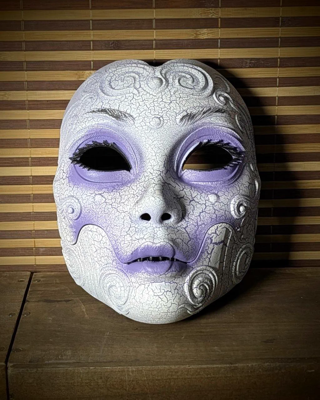 Máscara Geisha Horror blanca craquelada, vista frontal, mandíbula abierta