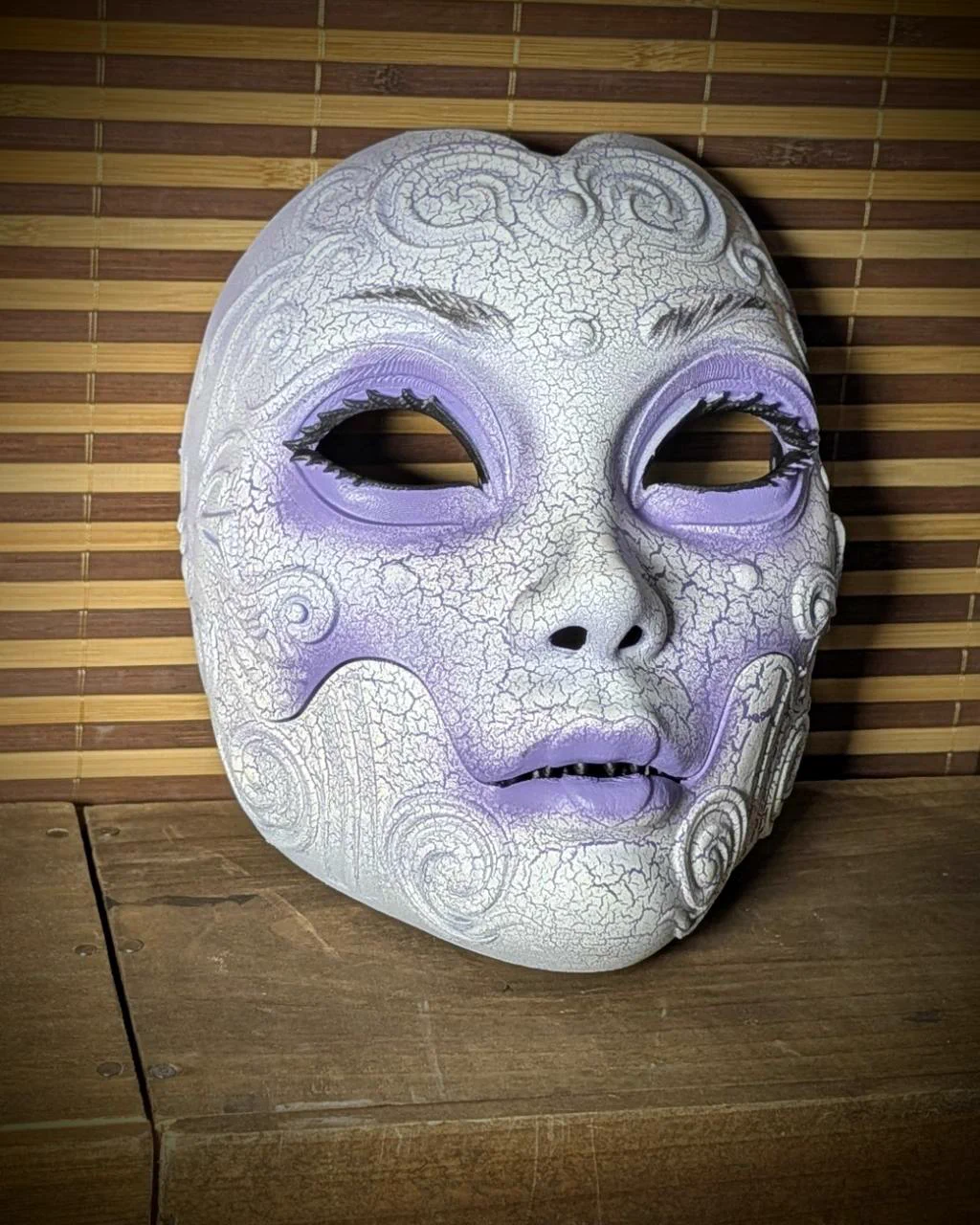 Máscara Geisha Horror blanca craquelada, vista de tres cuartos