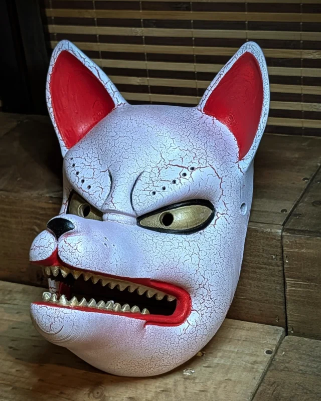 Masque Kitsune blanc craquele rouge vu de trois-quarts