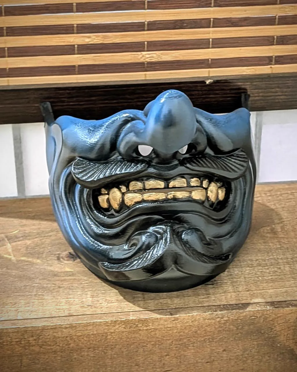 Demi-masque Tengu Kaze bleu et noir avec dents dorées, vue de face