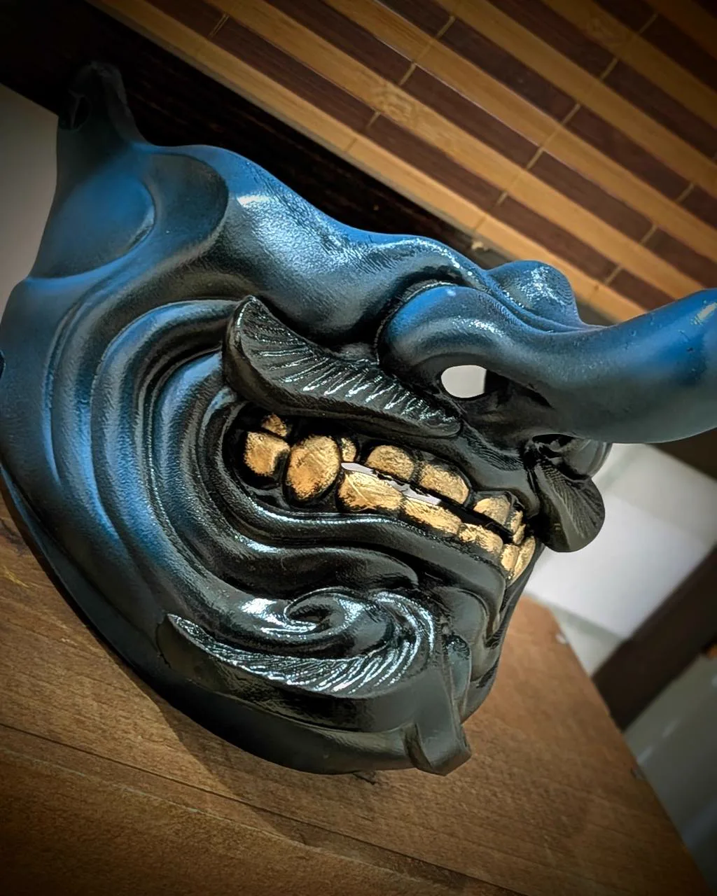 Demi-masque Tengu Kaze bleu, détail rapproché du nez, des moustaches et des dents dorées