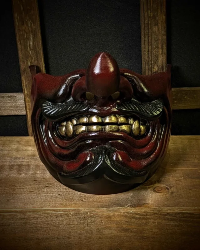 Demi-masque Tengu Kaze, dents dorées