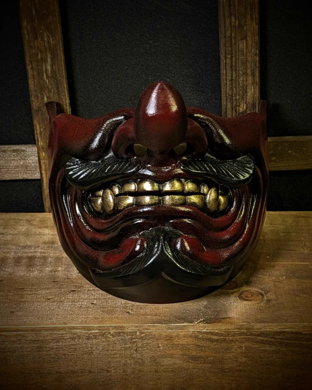 Demi-masque Tengu Kaze rouge et noir avec dents dorées, vue de face