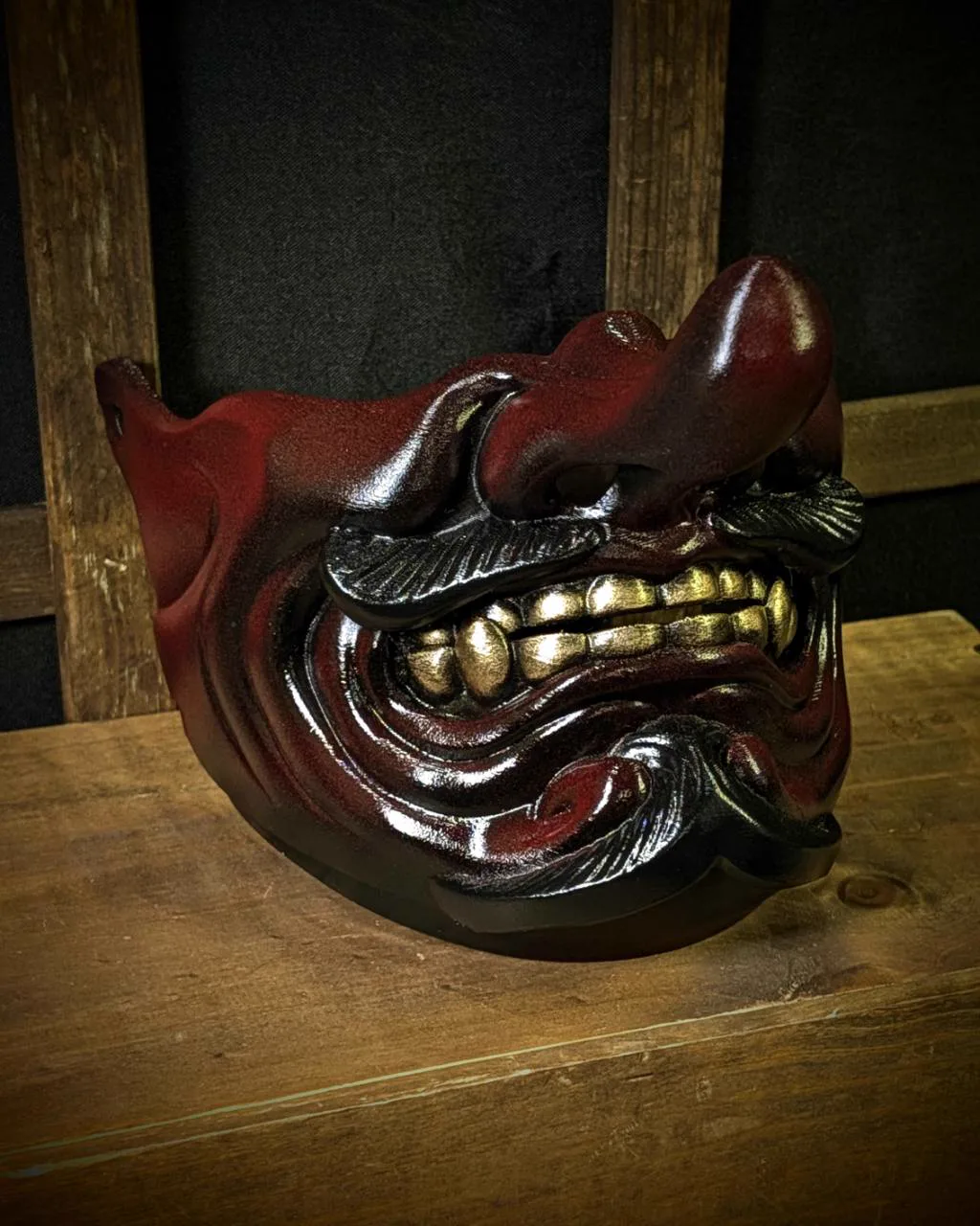 Demi-masque Tengu Kaze rouge, détail rapproché du nez, des moustaches et des dents dorées
