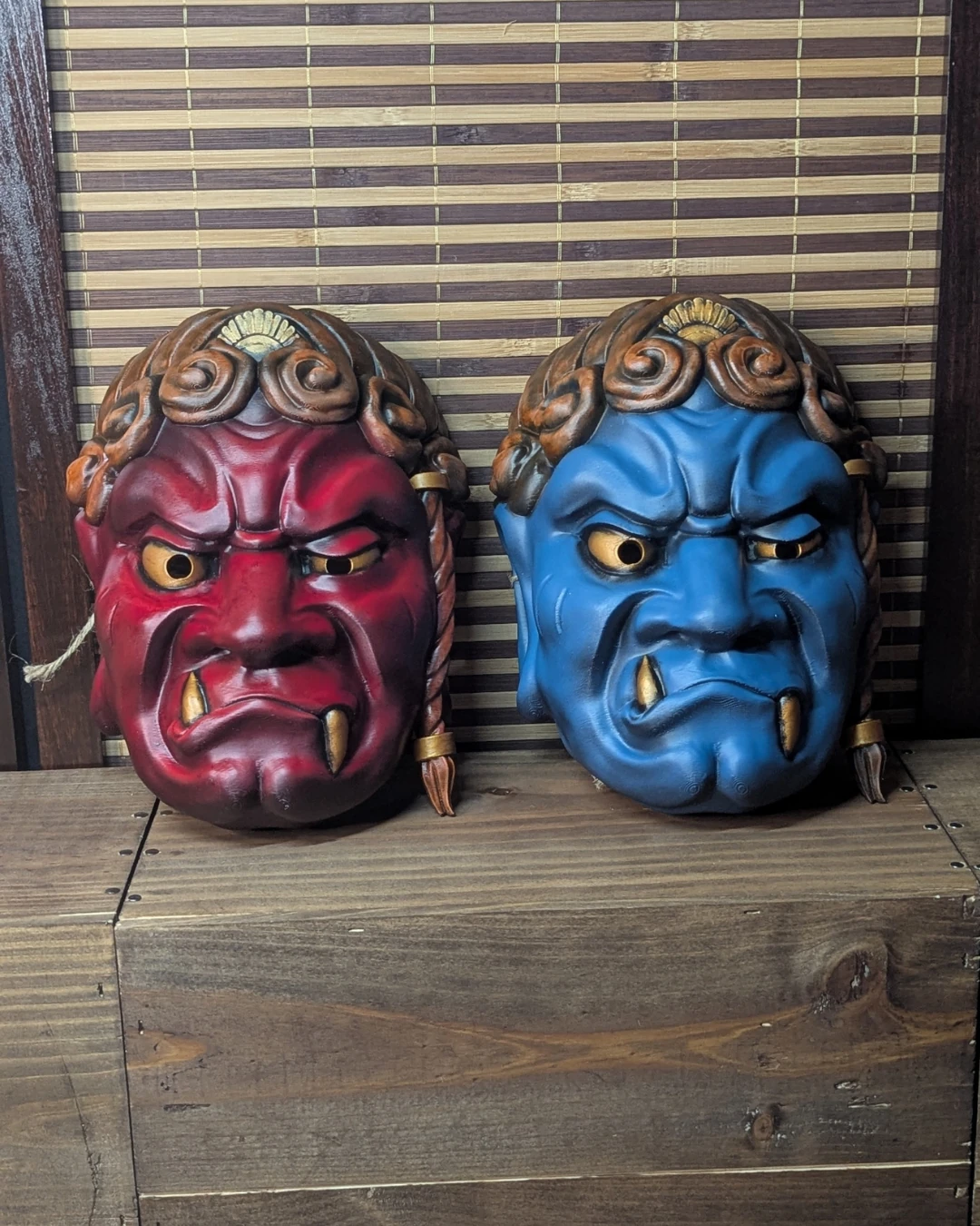 Duo de masques Fudō Myō-ō rouge et bleu, vue de face côte à côte