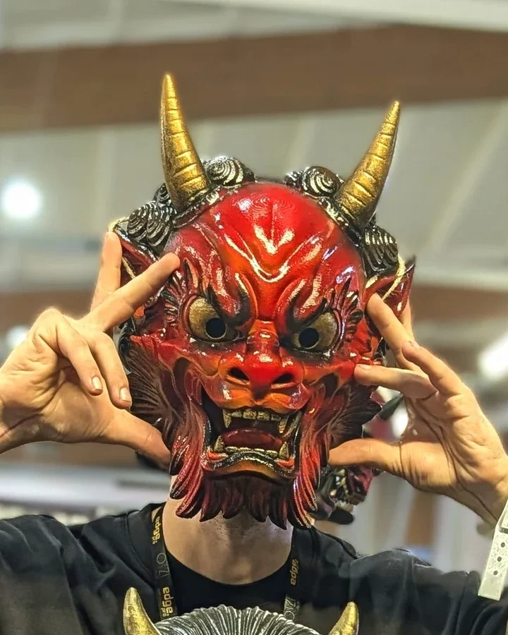 Masque Oni Irezumi Dai Yokai porté avec les mains sur les côtés