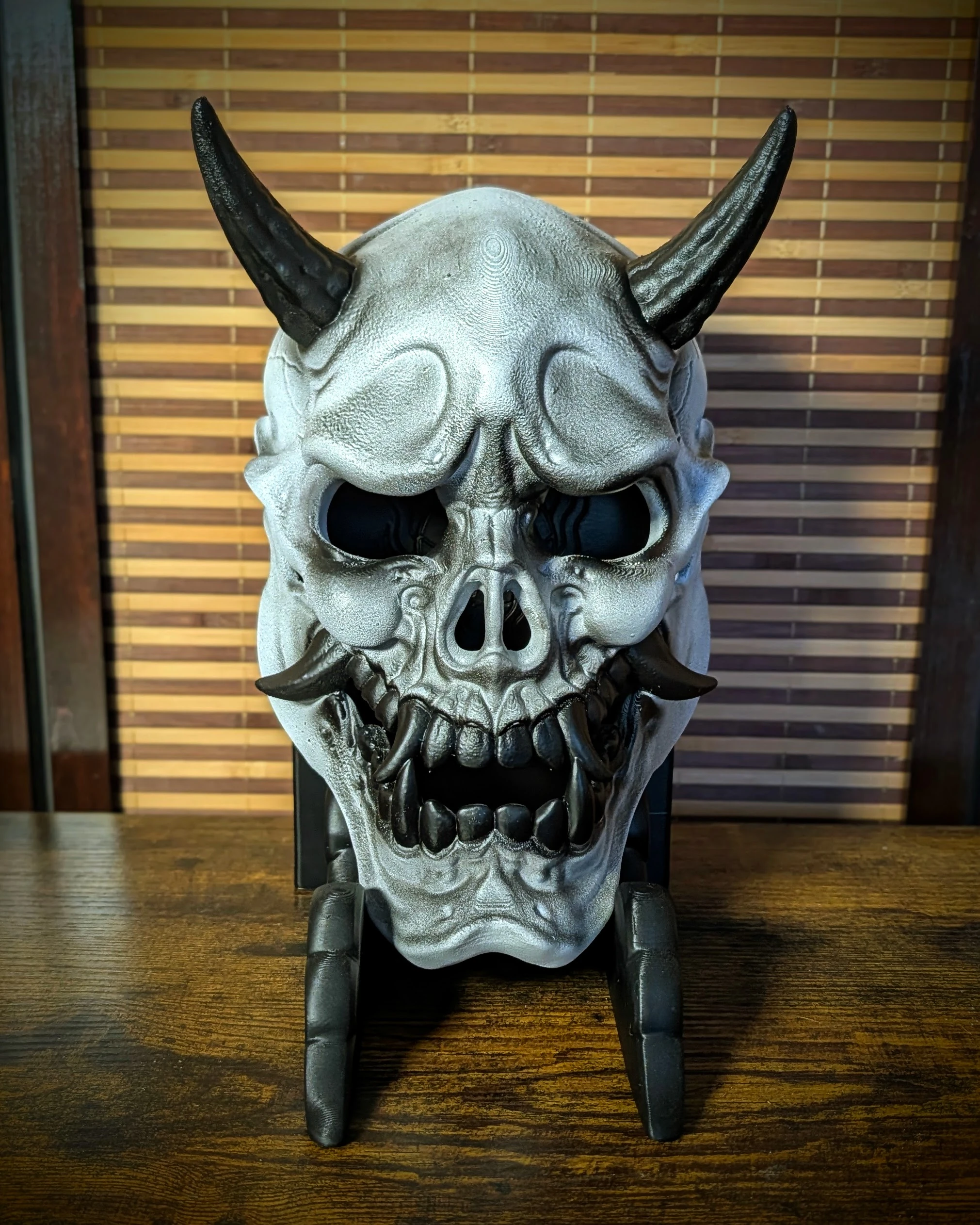 Masque Gashadokuro Hannya argent et noir vu de face