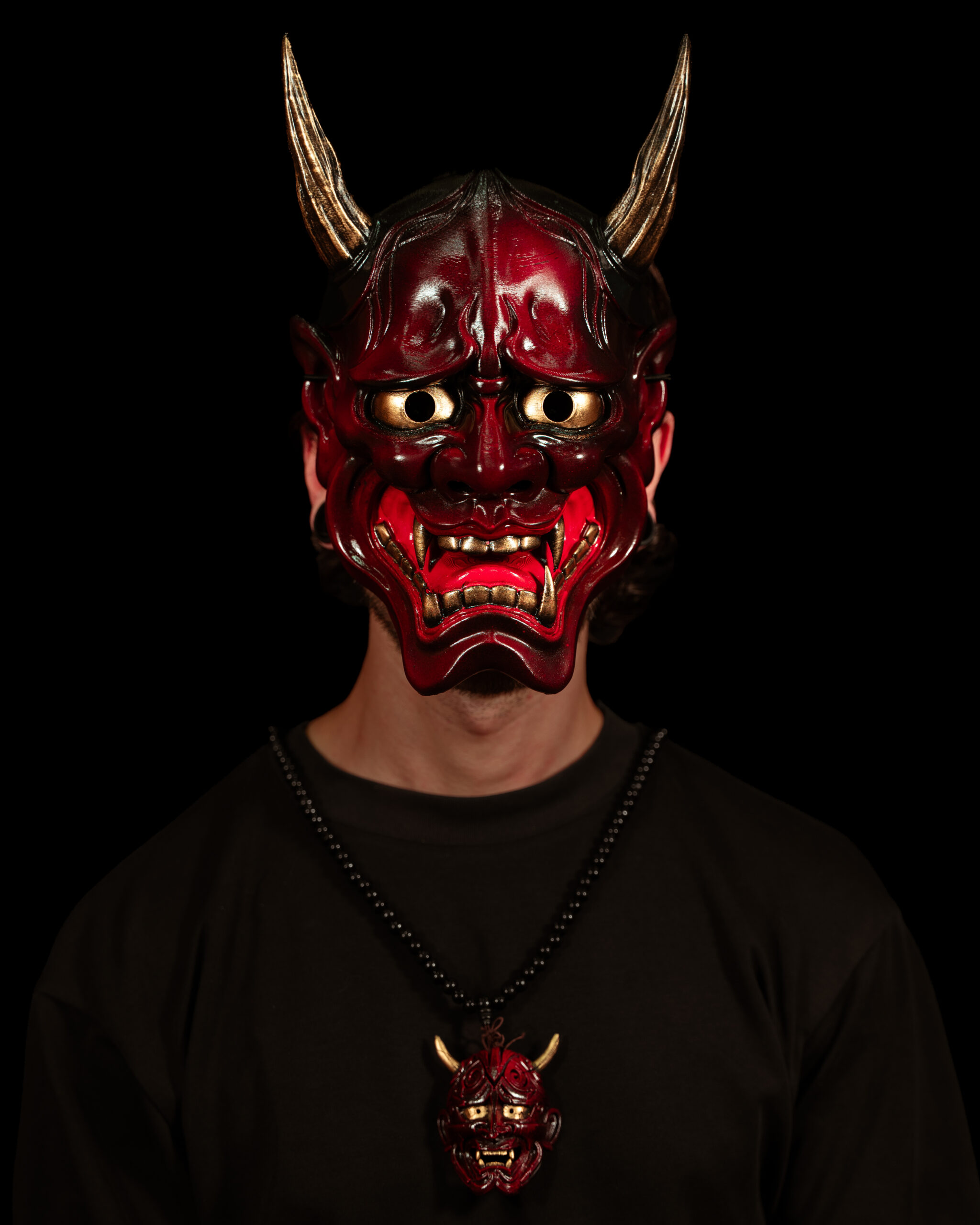 Maschera Hannya rossa e dorata del logo Dai Yokai, indossata frontalmente